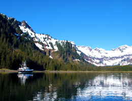 montanhas e lago alasca